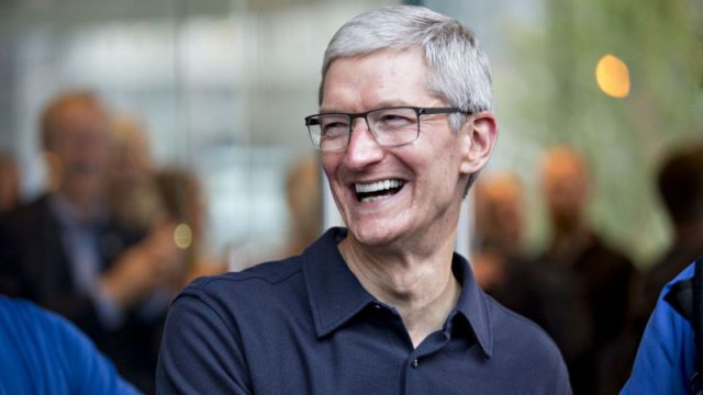 จริงไหมละ!! Tim Cook บอกแค่หยุดกินกาแฟแพงๆ ก็ซื้อ iPhone X ได้แล้ว
