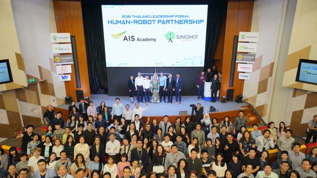 AIS Academy จับมือ Slingshot Group พาหุ่นยนต์โซเฟีย AI ที่ได้รับสัญชาติตัวแรกของโลก สร้างแรงบันดาลใจให้พนักงาน