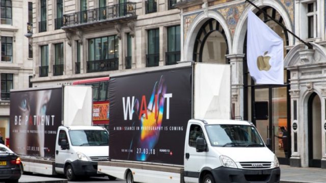 ต้องขวานไหม? Huawei จอดรถโปรโมทเรือธง P20 บังหน้าร้าน Apple และ Samsung