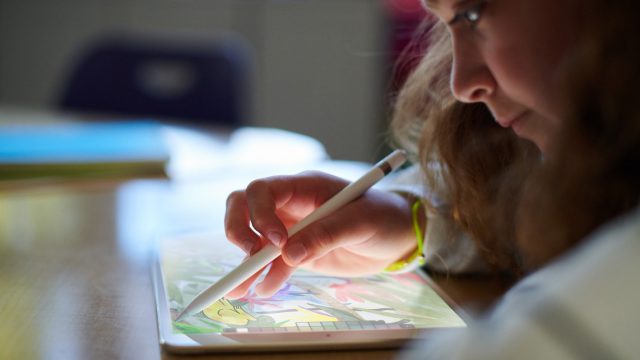 Apple เปิดตัว iPad 9.7 นิ้วรุ่น 2018 ที่รองรับ Apple Pencil ราคาเริ่มต้นที่ 11,500 บาท