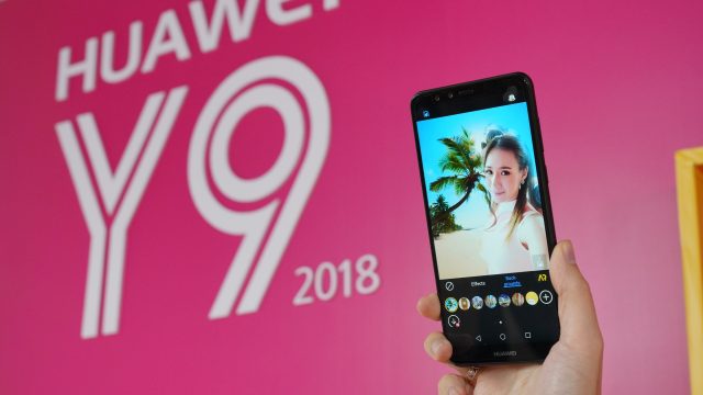 ถ่ายรูปเซลฟี่ให้แซ่บสุดรับซัมเมอร์ แค่สมาร์ทโฟน 1 กล้องคงไม่พอ เวลานี้ต้องสมาร์ทโฟน 4 กล้อง!