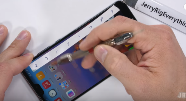 จะรอดหรือไม่!? Huawei P20 Pro กับบททดสอบ ขีดข่วน, เผา และบิด