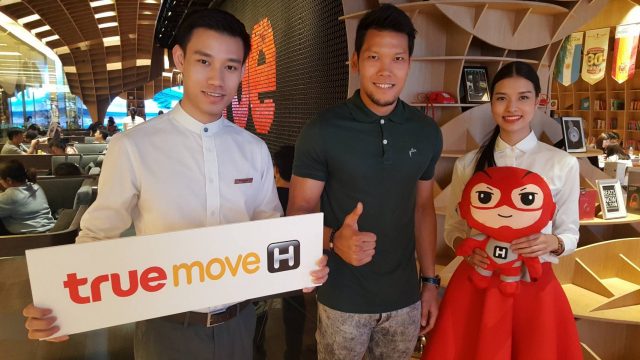 Truemove H มอบซิมแก่ ตอง-กวินทร์ ประตูมือหนึ่งของไทย พร้อมเลือกเบอร์มงคล เสริมความปัง