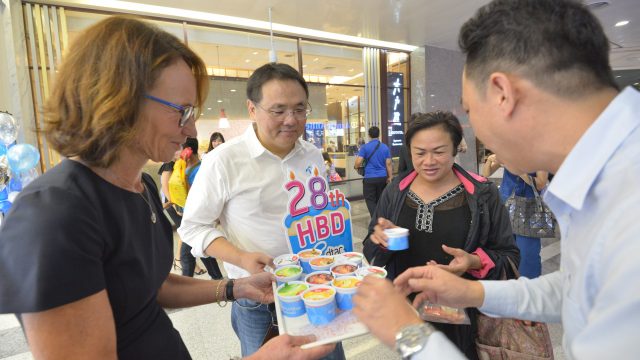 dtac ฉลองวันเกิด 28 ปี ภายใต้แคมเปญ Friendship แจกไอศกรีมขอบคุณลูกค้าที่มาใช้บริการศูนย์บริการดีแทค