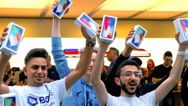 เชื่อ iPhone รุ่นใหม่ยอดขายพุ่ง นักวิเคราะห์คาดปีแรกแตะ 350 ล้านเครื่อง