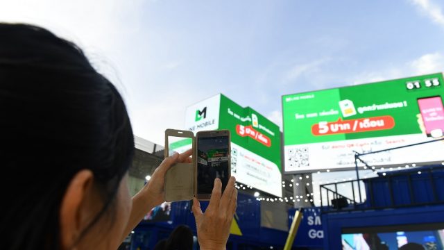 LINE MOBILE เผยความสำเร็จปรากฏการณ์ “ซิมถูกสุด! หยุดโลก!” ยอดวิวทั่วโลกออนไลน์และโซเชียลทะลุ 22 ล้าน ลงทะเบียนถล่มทลายกว่า 30,000 รายใน 5 นาที!