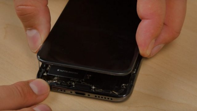 แกะเครื่อง iPhone XS โชว์แบตฯรูปตัว L มีซีลกันน้ำแน่นหนาขึ้น