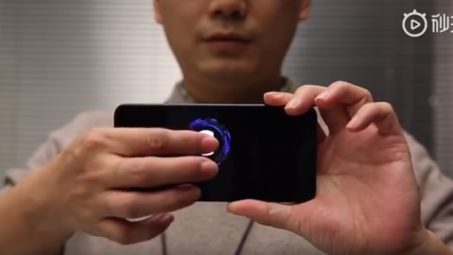 บิ๊กบอส Xiaomi อวดสมาร์ทโฟนต้นแบบโชว์เทคโนโลยีสแกนนิ้วบนจอยุคใหม่