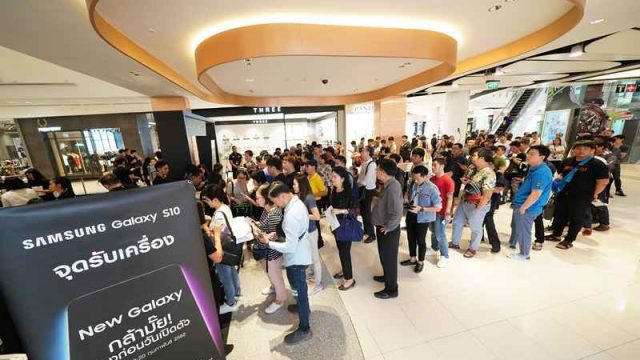 กระแสตอบรับดีเยี่ยม! กาแลคซี่แฟนกลุ่มแรกเข้าคิวรับ ‘Galaxy S10’ ยาวเหยียด