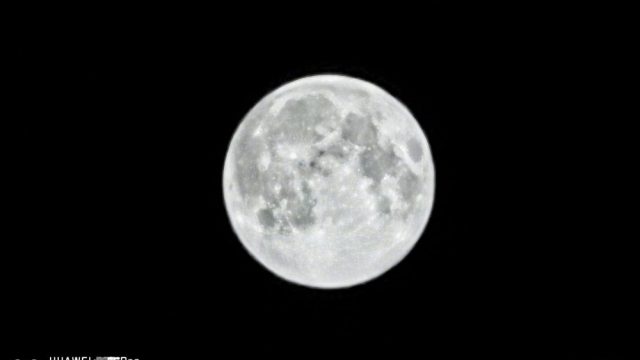 ลองทายกันดู ว่าภาพ Super Snow Moon นี้ถ่ายโดย HUAWEI P30 Pro ใช่ไหม?