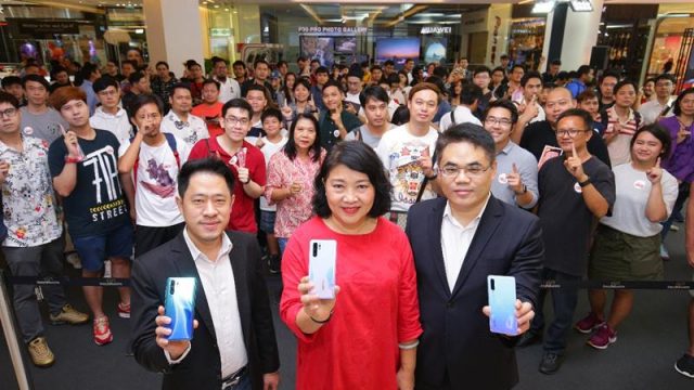 ย้ำความ HOT! แฟนหัวเว่ยแห่ซื้อเครื่อง HUAWEI P30 Series วันแรกหลายร้อยคน