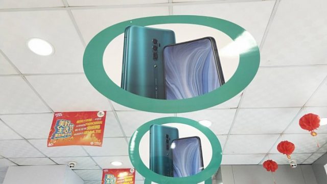 ป้ายโฆษณายัน OPPO Reno มีกล้อง Periscope ซูม 10 เท่า