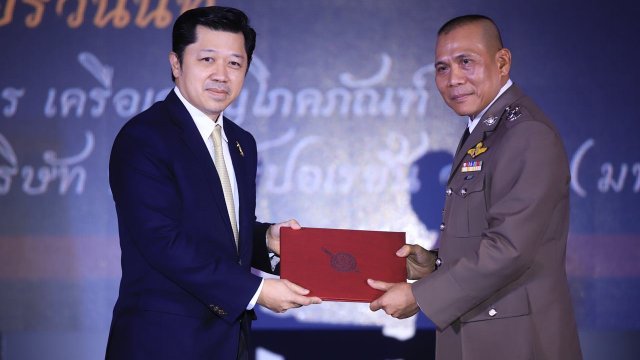 ศุภชัย เจียรวนนท์ รับเข็มประกาศเกียรติคุณผู้ทำคุณประโยชน์สูงสุดต่อ สนง.ตำรวจแห่งชาติ
