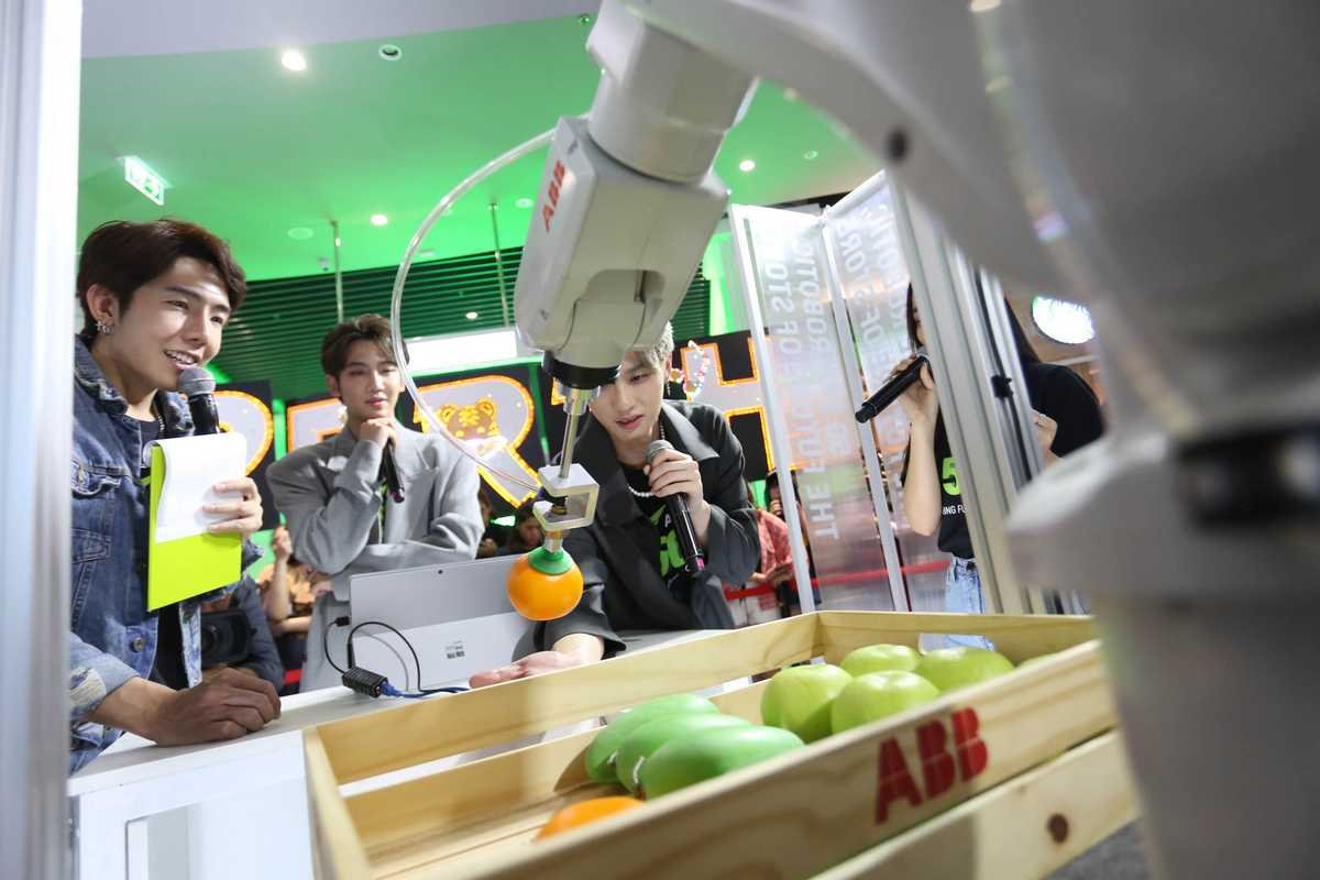 AIS makes the full fun event with famous artists Join the most advanced 5G showcase in the center of the city.