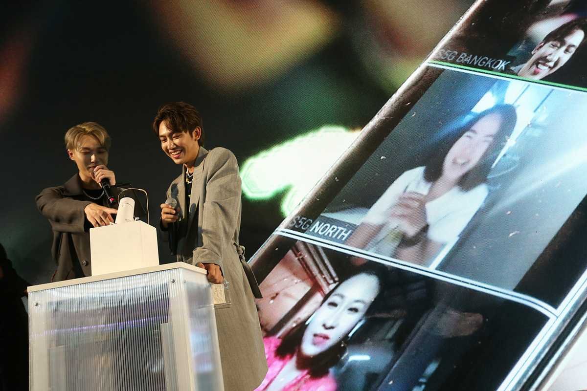 AIS makes the full fun event with famous artists Join the most advanced 5G showcase in the center of the city.