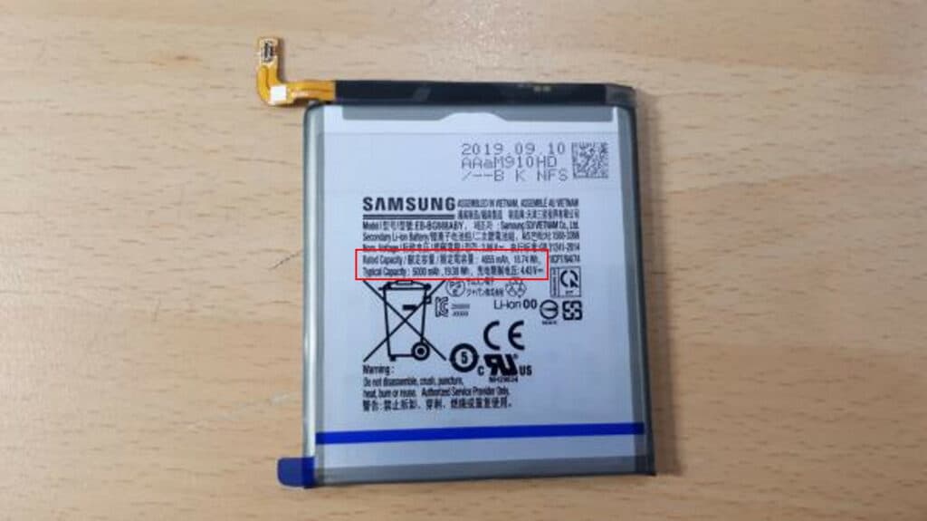 ข่าวเรือธงรุ่นใหม่ของค่าย Samsung อย่าง Galaxy S11 series ก็ยังมีหลุดออกมาเรื่อย ๆ โดยล่าสุดนั้นเป็นข้อมูลที่มาจาก Safety Korea ที่พบว่า Galaxy S11+ จะมีแบตเตอรี่ขนาดใหญ่ถึง 5000mAh
โดยแบตเตอรี่ดังกล่าวมีหมายเลขรุ่น EB-BG988ABY ซึ่งตรงกับโมเดล SM-G988 ที่ระบุว่าเป็น Galaxy S11+ และถูกพบในการทดสอบประสิทธิภาพบน Geekbench เมื่อประมาณปลายเดือนที่แล้ว
ในภาพเซลล์แบตเตอรี่นี้จะเห็นว่ามีความจุขั้นต่ำ 4855mAh และความจุปกติ 5000mAh นี่จึงเป็นหนึ่งแบตเตอรี่ที่สูงที่สุดในกลุ่มผลิตภัณฑ์สมาร์ทโฟนของ Samsung โดยรุ่นก่อนหน้านี้อย่าง Galaxy S10+ ยังมีแบตเตอรี่เพียง 4100mAh
และจะมีเพียง Galaxy M20 และ Galaxy M30 ที่มาพร้อมแบตเตอรี่ 5000mAh ส่วนรุ่นที่มีแบตเตอรี่สูงสุดของ Samsung คือ M30s ด้วยขนาด 6000mAh