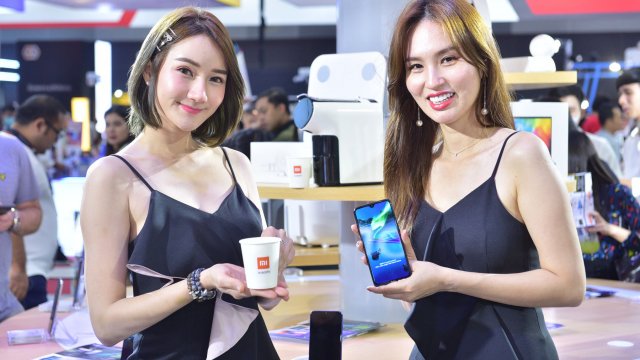 ผู้คนล้นแน่นทะลักบูธ Xiaomi เพื่อรอคิวซื้อสมาร์ทโฟน กับโปรโมชั่นสุดร้อนแรง