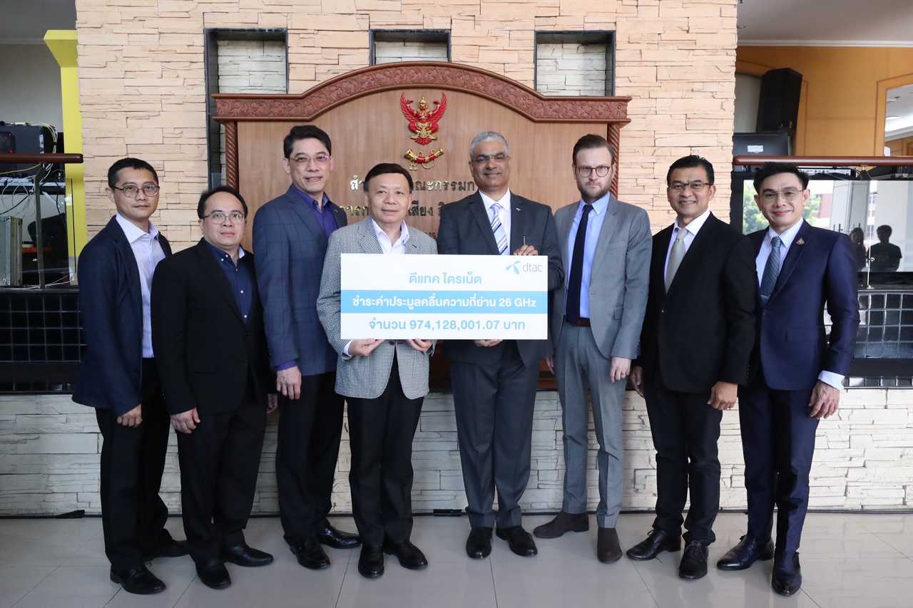 dtac Trinet pays spectrum license fee