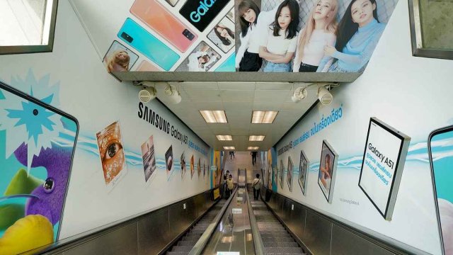 Samsung เปลี่ยน MRT สวนจตุจักร เป็นพื้นที่สุด Awesome ด้วยแกลลอรีของ BLACKPINK กับ Galaxy A51