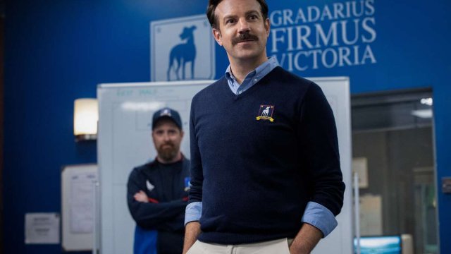 Apple เผยโฉมซีรีส์ต้นฉบับแนวคอมเมดี้เรื่องใหม่ “Ted Lasso” นำแสดงโดย Jason Sudeikis