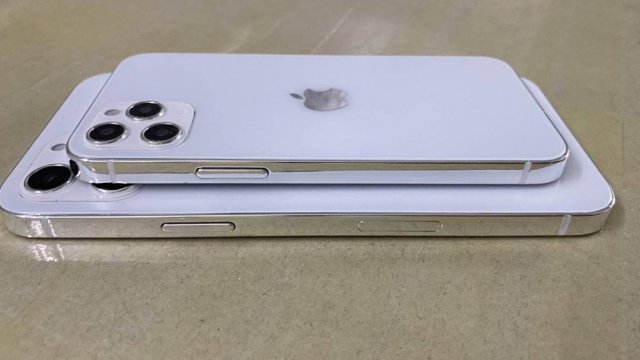 หลุดเครื่องดัมมี่ iPhone 12 series โชว์การออกแบบฝาหลังกับขอบแบน