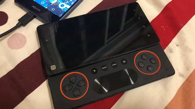 ว่ากันว่านี่คือเครื่องต้นแบบของ Xperia Play 2 ที่ทาง Sony ยกเลิกไป