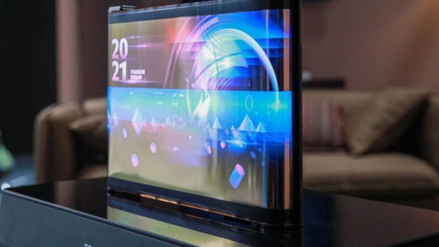TCL โชว์จอแสดงผลแบบพับได้และยืดหยุ่น บางกว่า 10 มม. ในงาน CES 2021