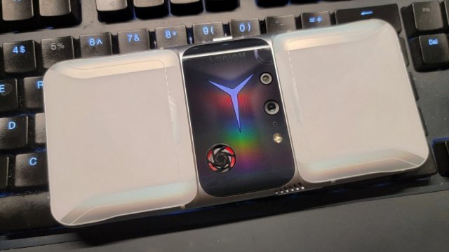 เผยภาพเครื่องจริง Lenovo Legion 2 Pro มีพัดลมระบายความร้อนในตัว