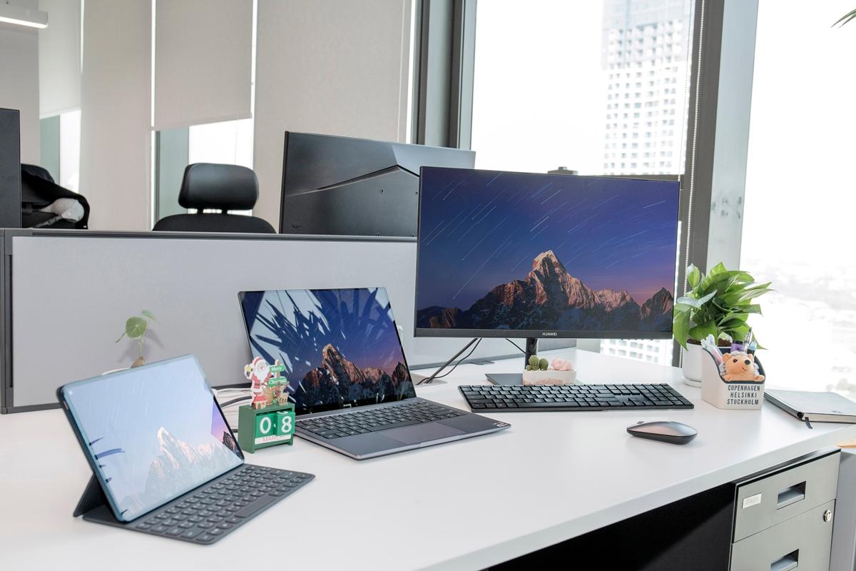 จัดโต๊ะทำงานให้งานปัง เงินดี ความรักพุ่ง ด้วย HUAWEI Display 23.8”