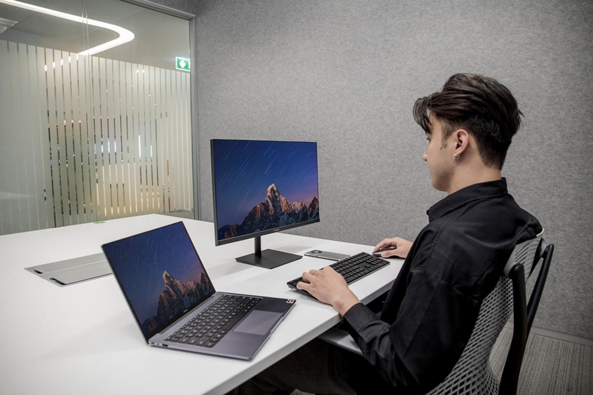 จัดโต๊ะทำงานให้งานปัง เงินดี ความรักพุ่ง ด้วย HUAWEI Display 23.8”