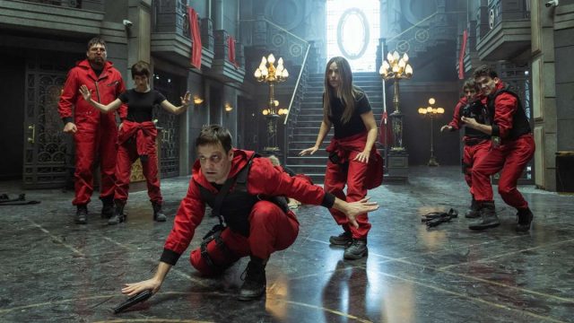 Netflix เผยภาพชุดแรกของซีรีส์สุดระห่ำ ‘ทรชนคนปล้นโลก’ ภาค 5