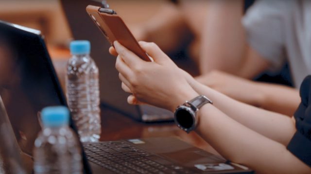 เห็นอะไรไหม? Samsung แอบโชว์ Galaxy Z Fold3 และ Galaxy Watch4 ในคลิปโฆษณาใหม่
