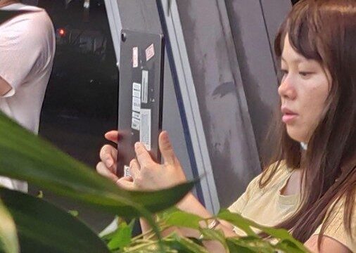 หลุดภาพ Realme Pad ถูกถือโดยหญิงสาวปริศนา เผยตัวเครื่องบาง กล้องหลัง 1